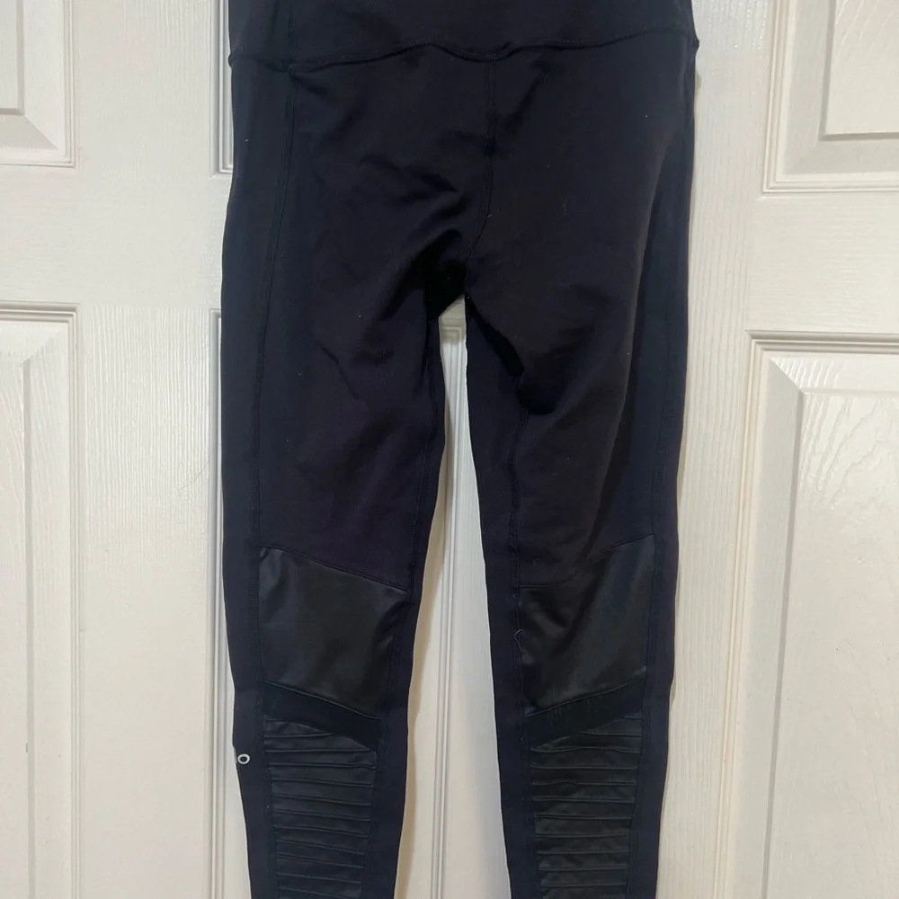 ALO Yoga High Waist‎ Moto Leggings Black Glossy Size medium Yoga Stretch Sporty